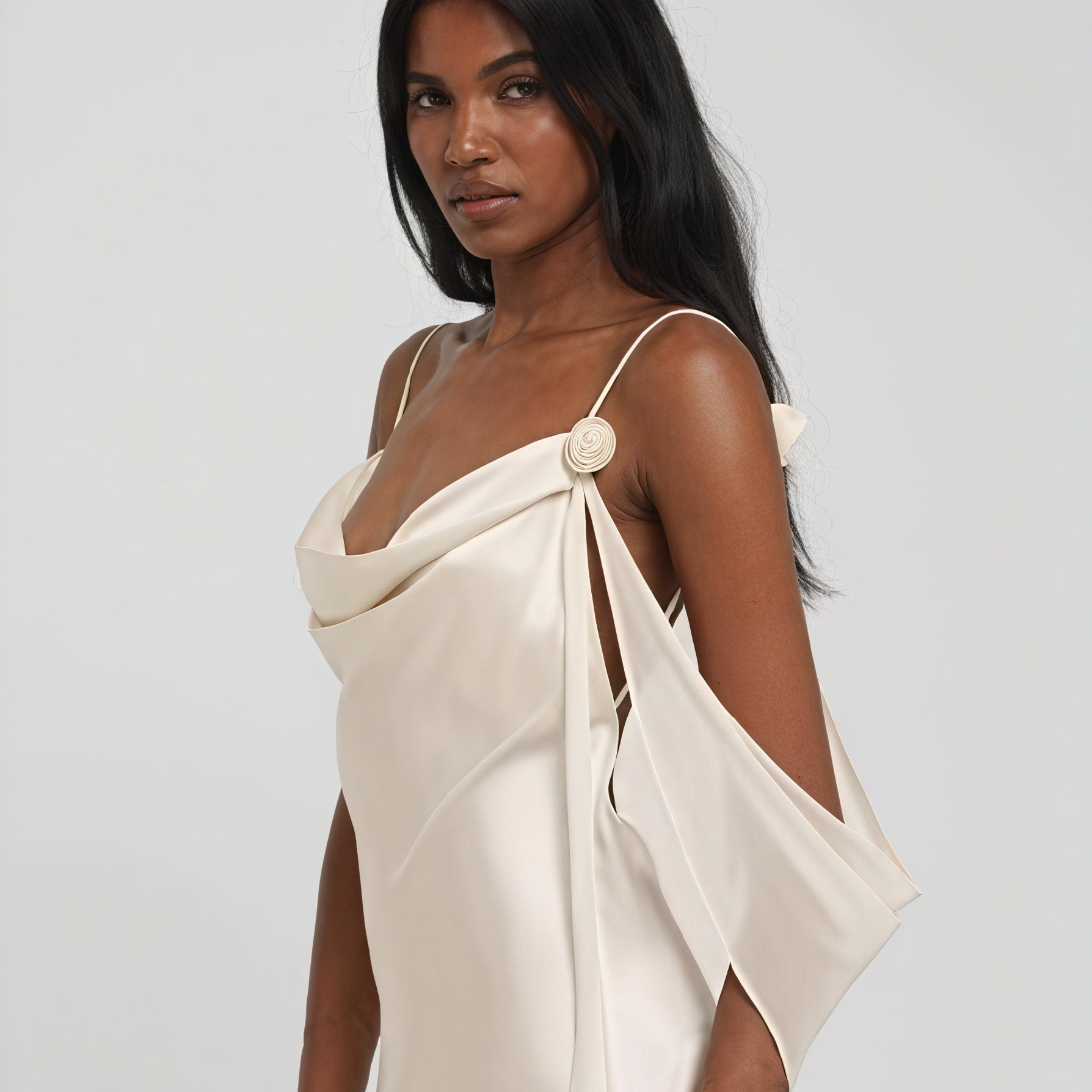 Abito Lungo Raso – Scollo a Cascata Spalline Sottili