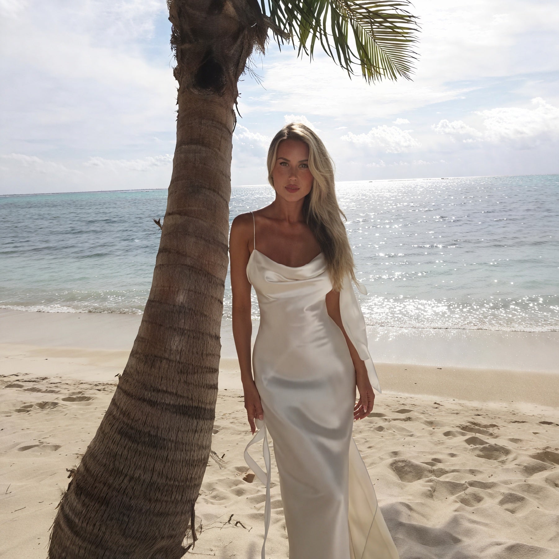 Abito Lungo Raso – Scollo a Cascata Spalline Sottili