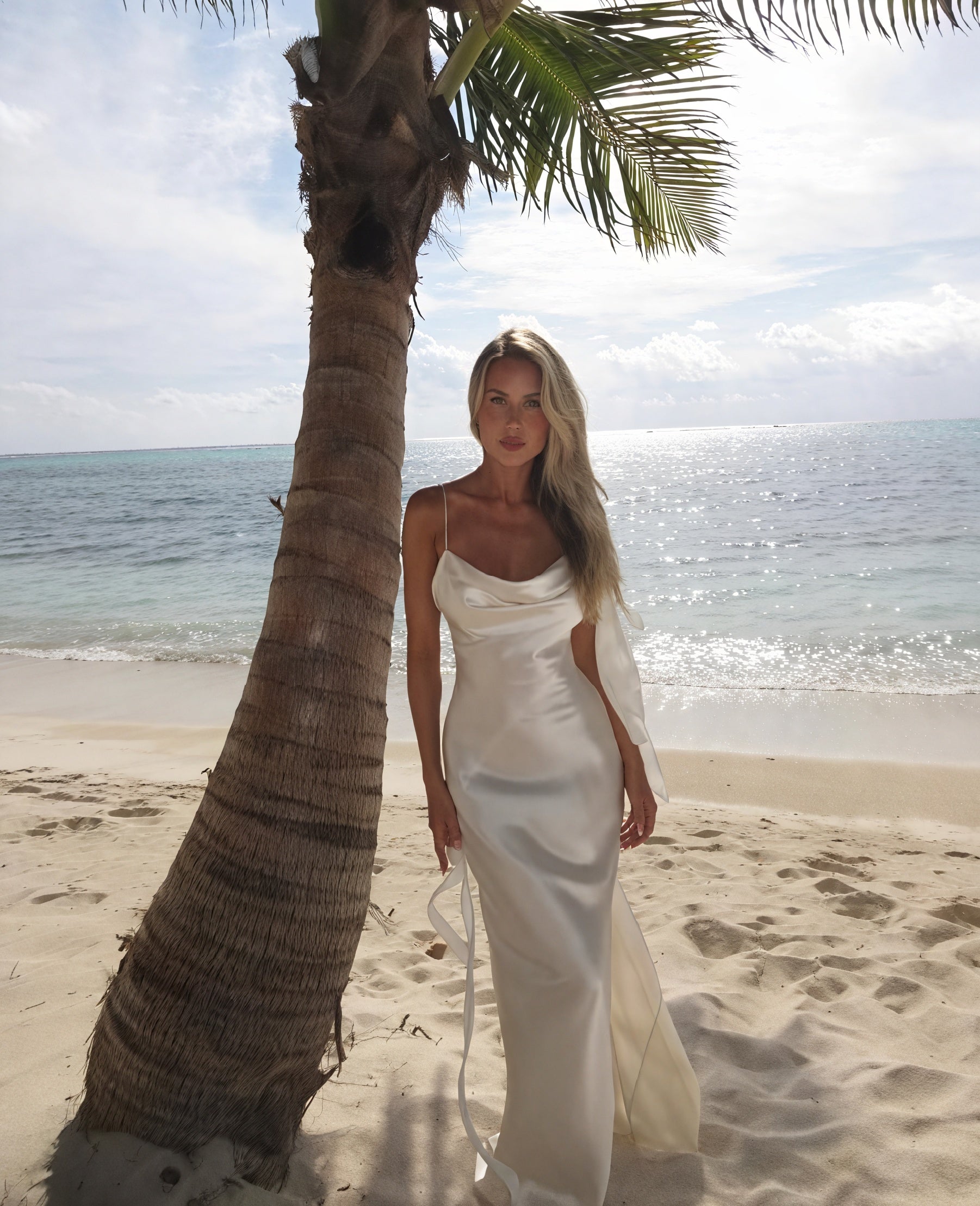 Abito Lungo Raso – Scollo a Cascata Spalline Sottili