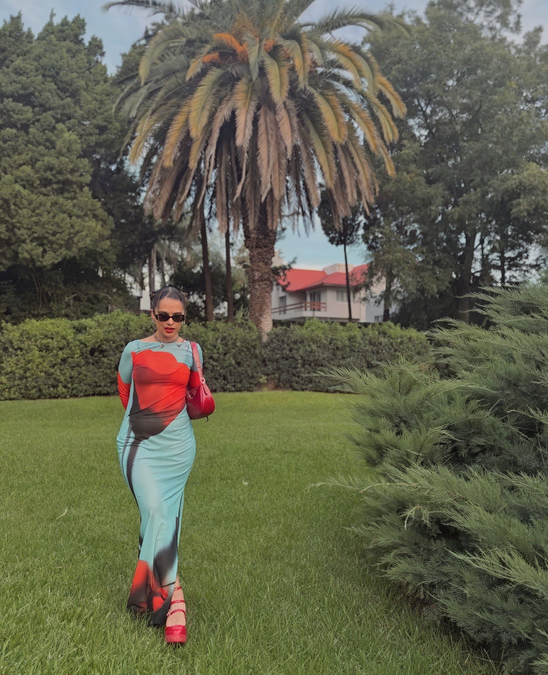 Abito Lungo Maniche Lunghe – Stampa Floreale Vibrante