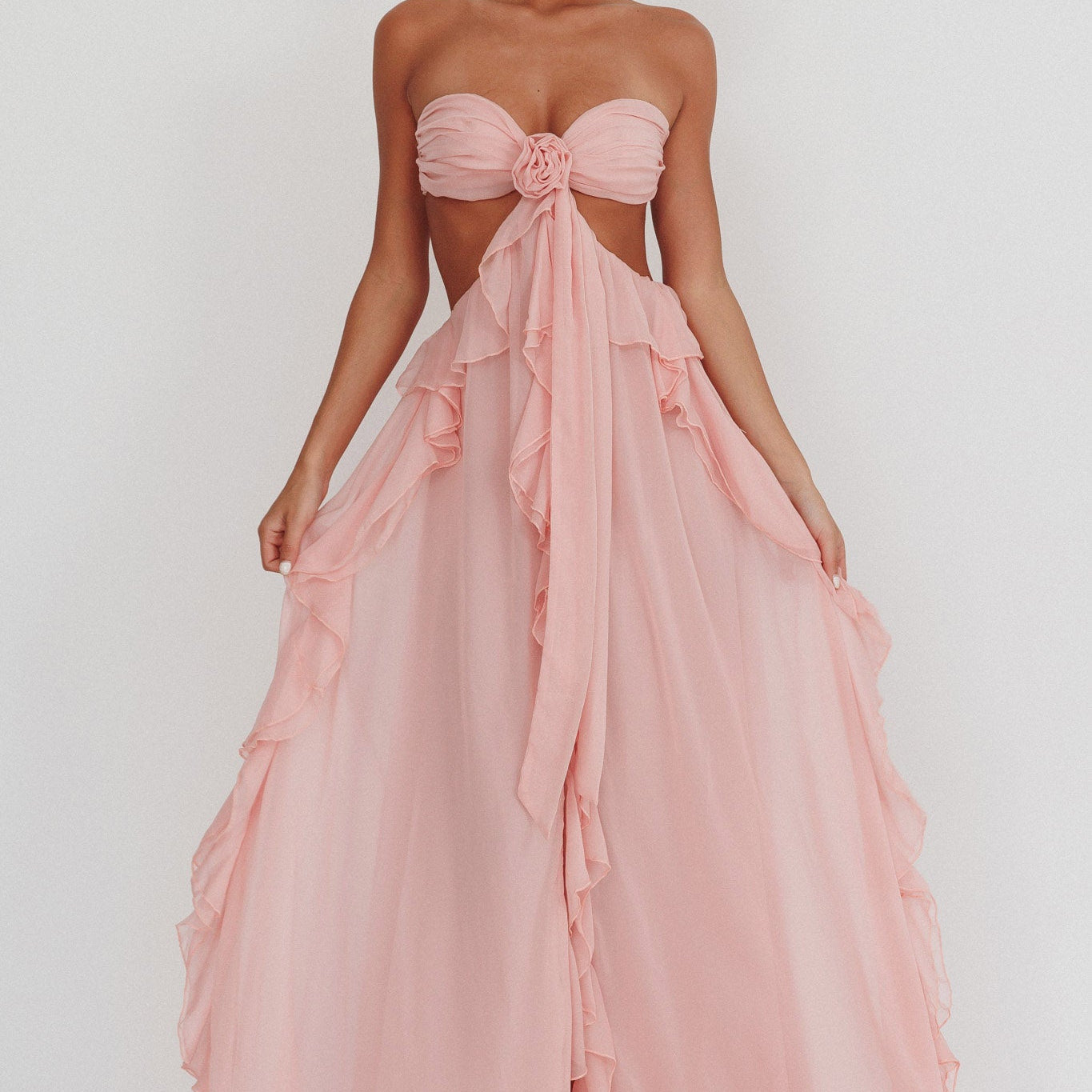 Abito Lungo Senza Spalline – Cut-Out e Balze Fluttuanti