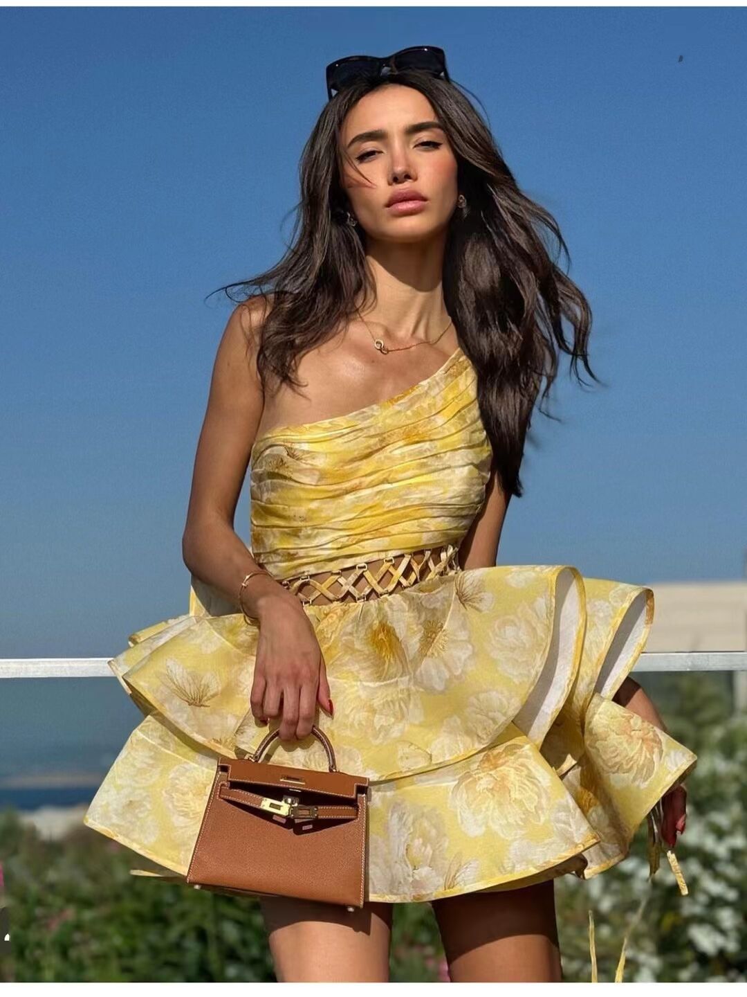 Abito Monospalla Floreale – Orlo Asimmetrico Increspato