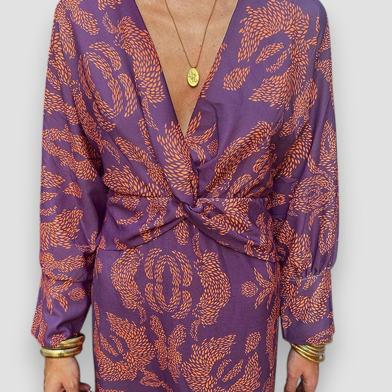 Abito Lungo Stampato – Scollo a V e Nodo in Vita