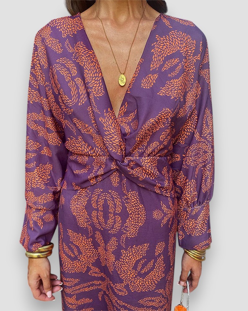 Abito Lungo Stampato – Scollo a V e Nodo in Vita