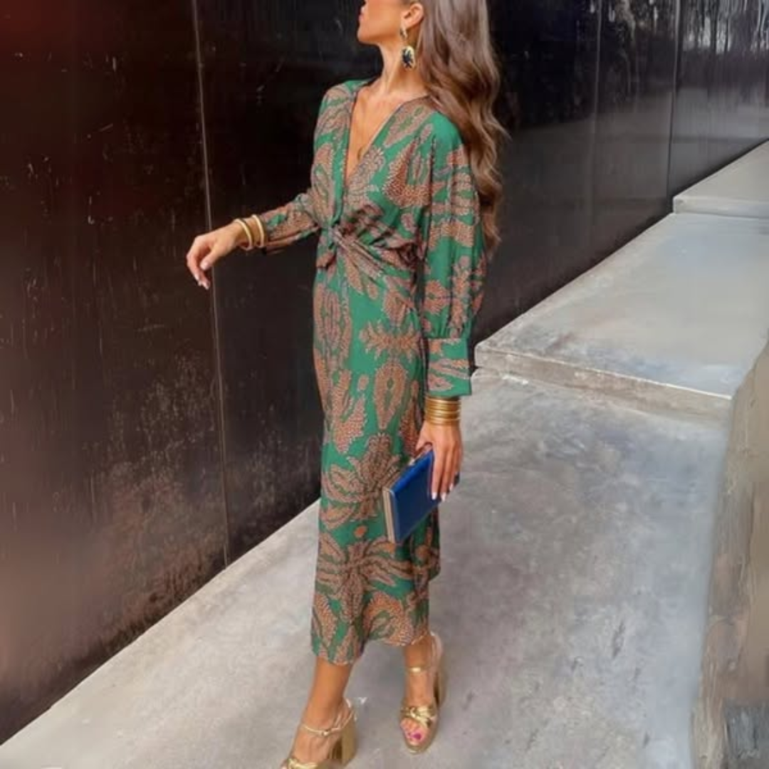 Abito Lungo Stampato – Scollo a V e Nodo in Vita