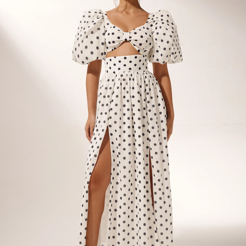 Abito a Pois con Spacco e Maniche a Sbuffo