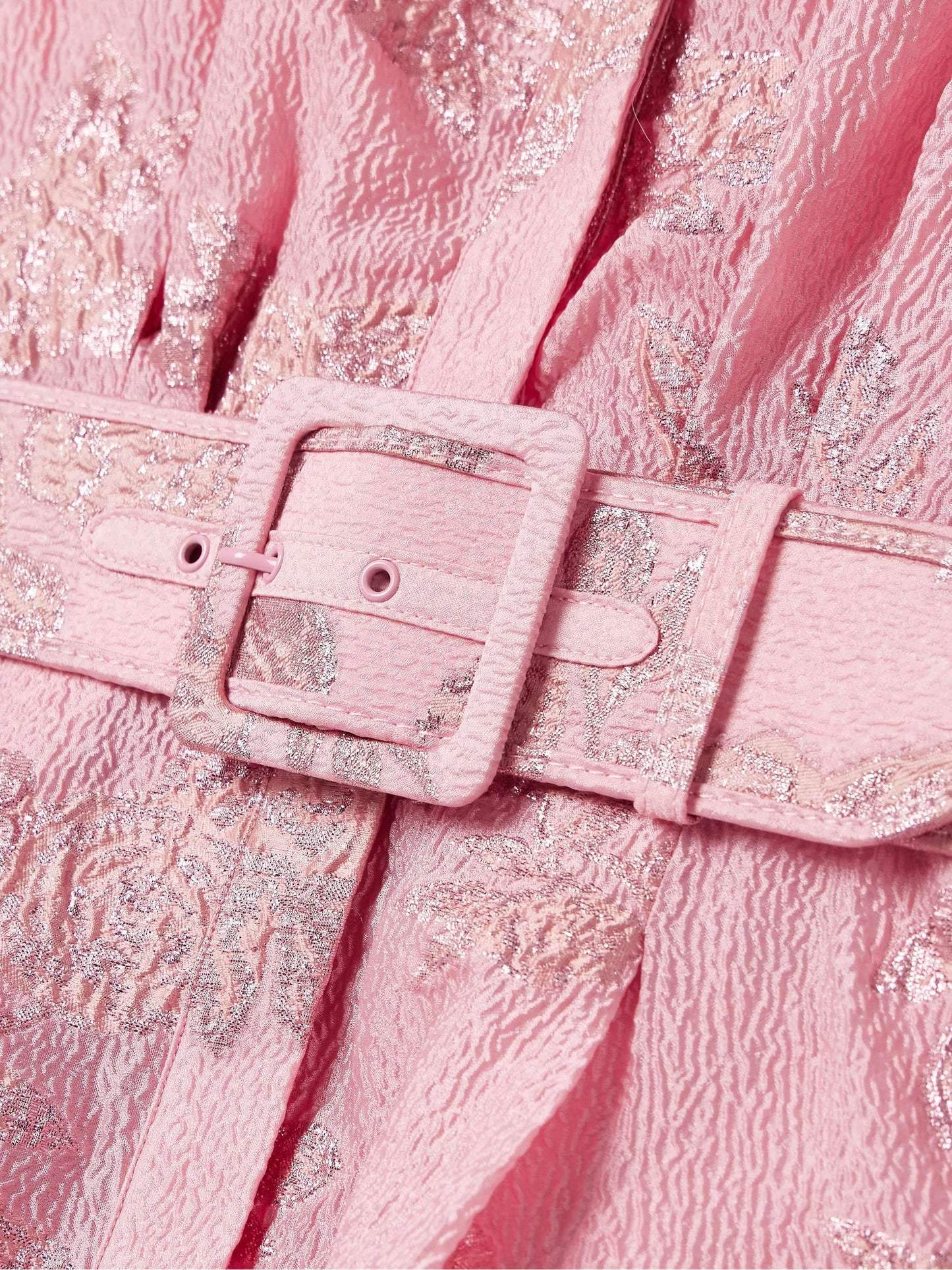 Abito Lungo con Cintura: Eleganza Senza Tempo