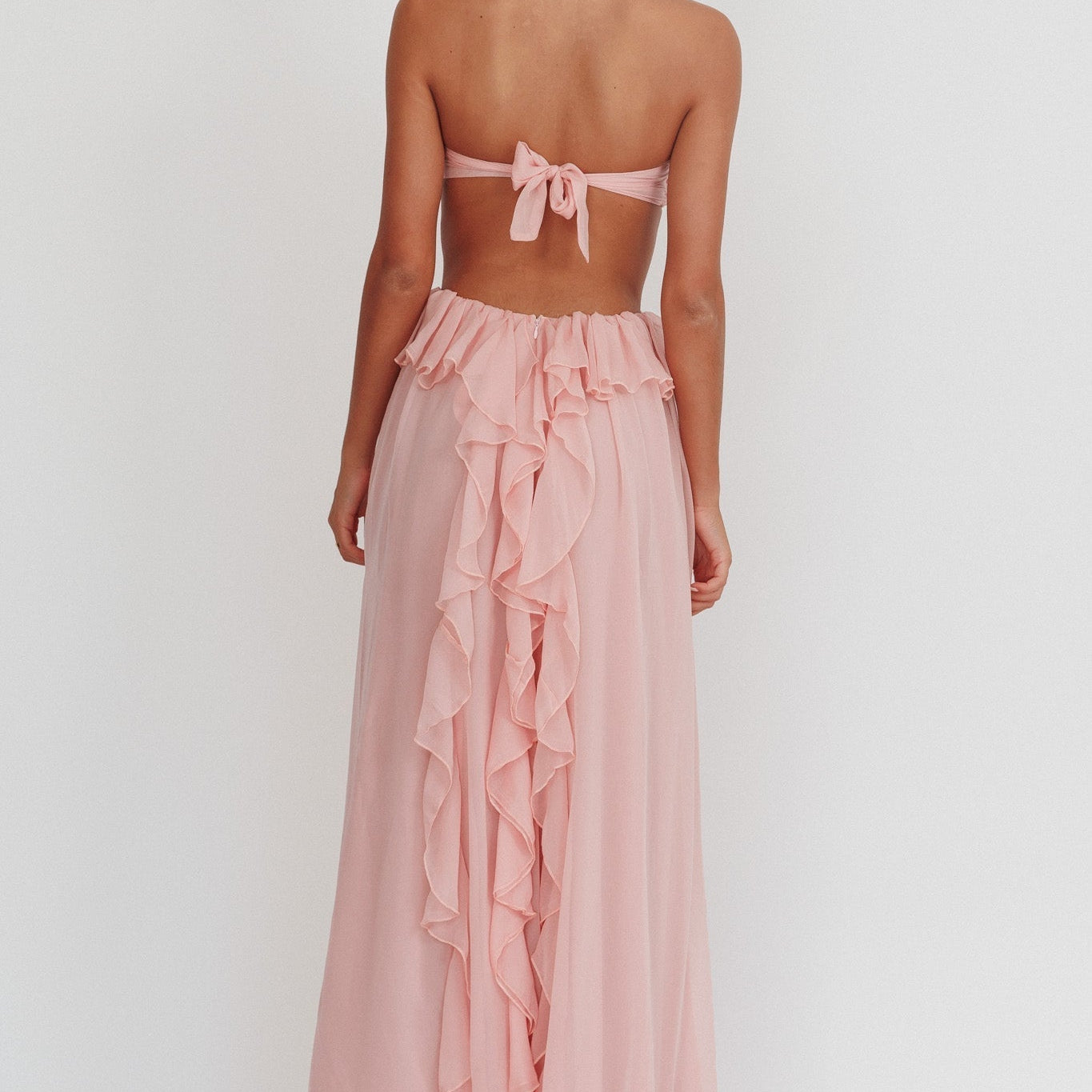 Abito Lungo Senza Spalline – Cut-Out e Balze Fluttuanti