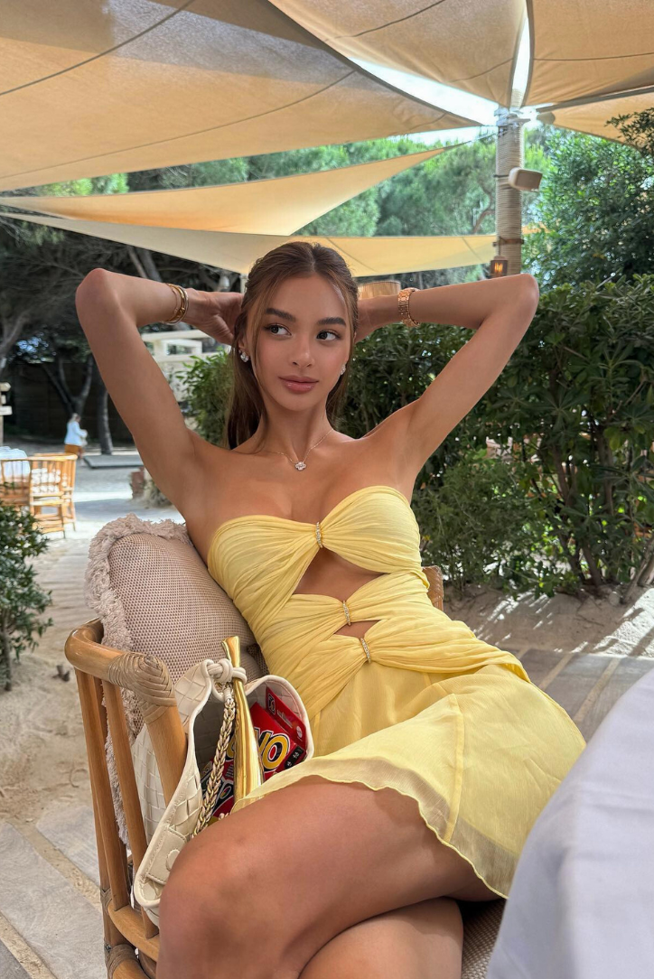 Abito Giallo Cut-Out Maniche Velate