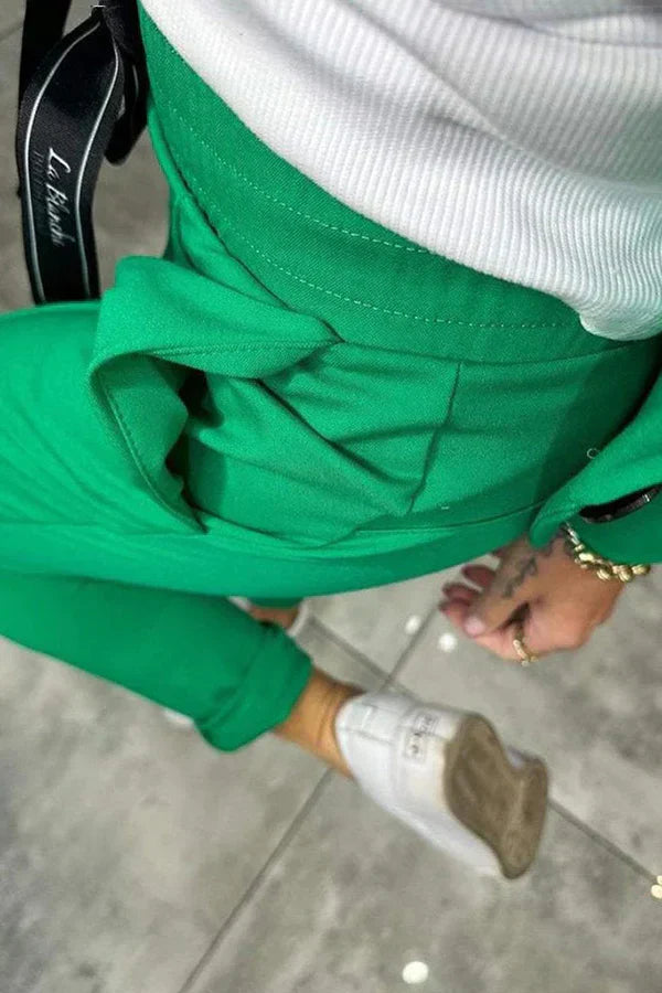 Un completo su misura con giacca morbida e pantaloni jogging comodi