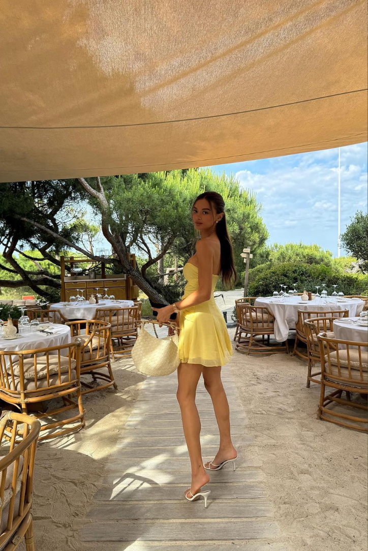 Abito Giallo Cut-Out Maniche Velate